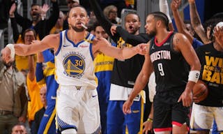 曼联客场不败创英超最长纪录，B费贡献2球1助攻，但防守漏洞明显，积分排名靠后。