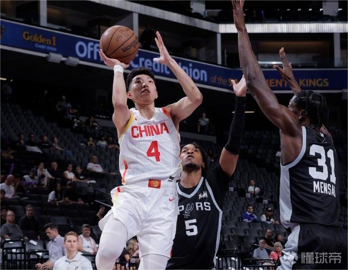 在对阵马竞的比赛中，巴萨球迷打出横幅表达对阿劳霍的支持